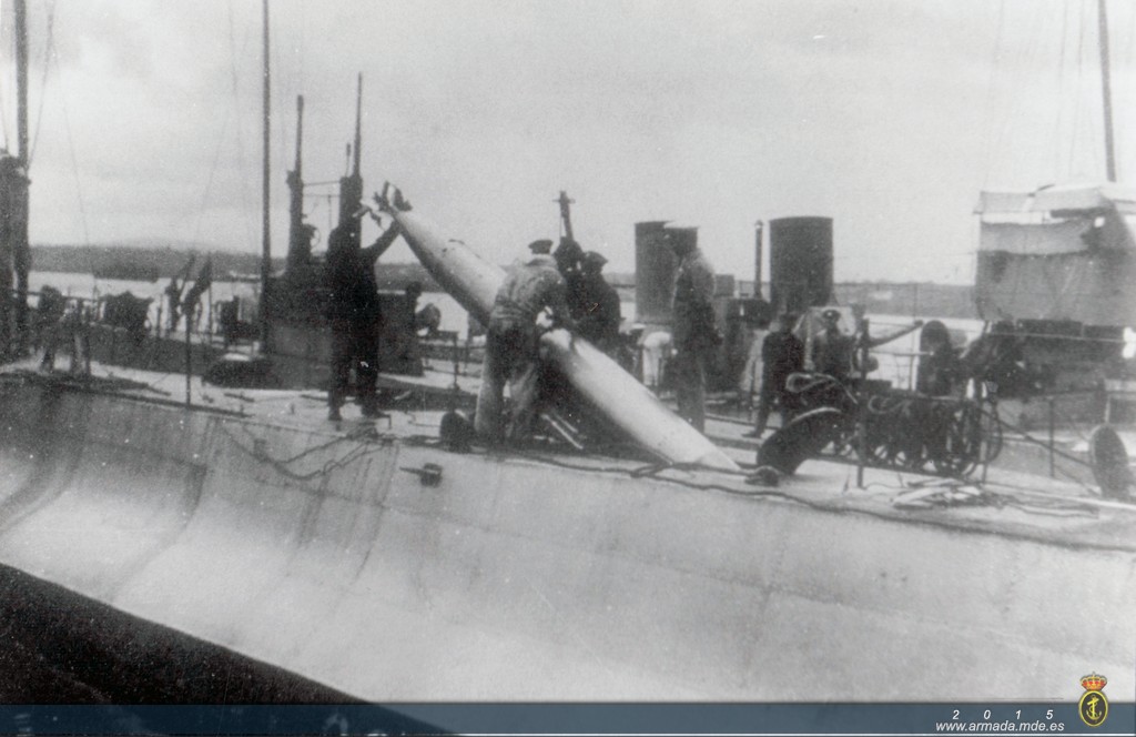 Embarque de torpedos a bordo de un submarino clase B.